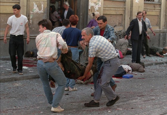 Civili prestano soccorso a un ferito nel 1995 a Sarajevo.
