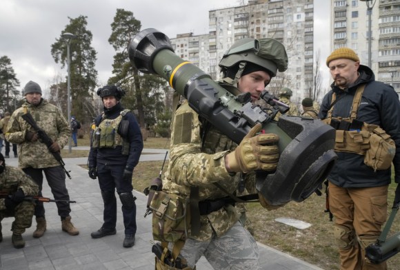 Truppe delle difesa territoriale ucraina equipaggiate con armi anticarro NLAW a Kiev.