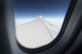 vista dal finestrino di un ala di un aereo