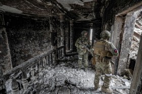Soldati russi in quel che resta del teatro di Mariupol.