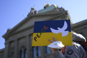 Duranta una manifestazzione a Berna una donna mostra un cartello con i colori dell Ucraina con scritto Pace.