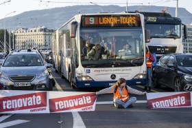 Traffico bloccato sul Pont du Mont Blanc questa mattina a Ginevra.