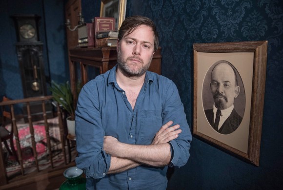 Milo Rau davanti a un ritratto di Lenin