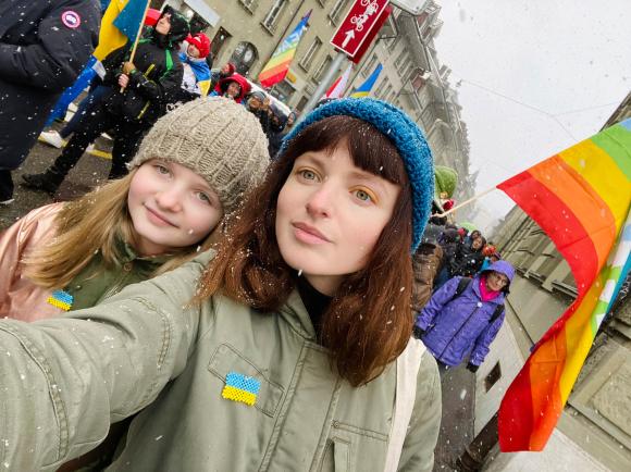 Viktoriia und Polina an der Kundgebung «Frieden jetzt» vom 2. April in Bern