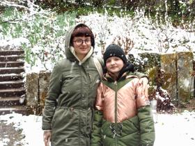 Viktoriia und Paulina im Schweizer Schnee.