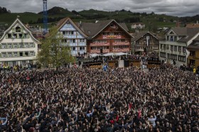 La piazza di Appenzello gremita dai cittadini durante la Landsgemeinde di domenica 24 aprile 2022.