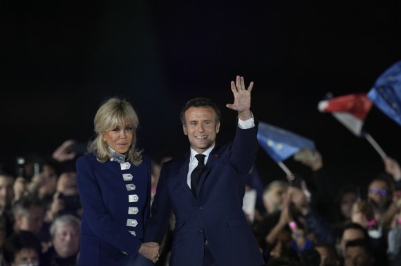 Macron con la moglie Brigitte mentre festeggiano in piazza con gli elettori.