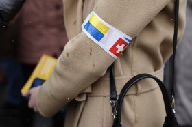 braccio con fascia dai colori svizzeri e ucraina
