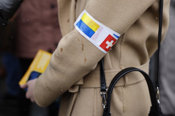 braccio con fascia dai colori svizzeri e ucraina