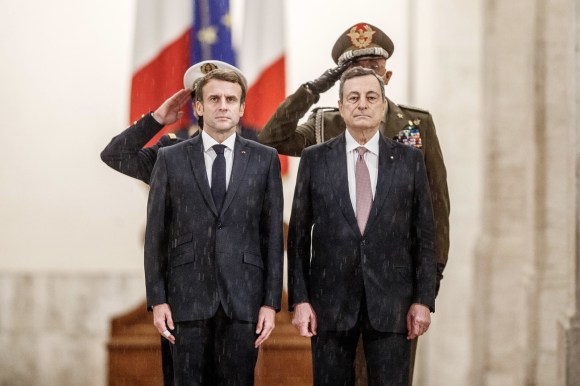 Macron e Draghi in un momento ufficiale a Roma