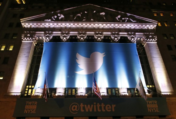 Il logo di twitter su Walla Street nel giorno della sua entrata in Borsa.