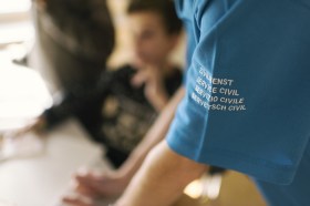 Una maglietta con scritto sulla manica sinistra Servizio civile nelle 4 lingue nazionali.