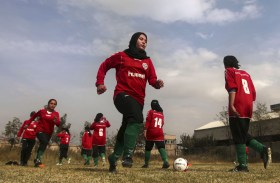 donne afgane che giocano a pallone