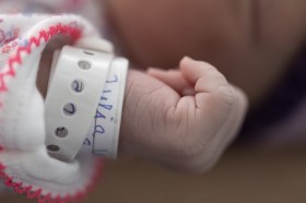 Il braccialetto con il nome attorno al polso di un neonato.
