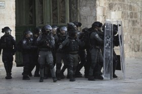 polizia israeliana in tenuta antisommossa