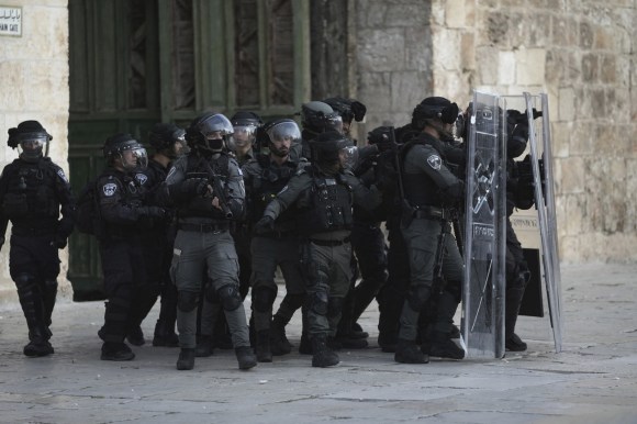 polizia israeliana in tenuta antisommossa