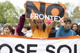 Manifestazione in Svizzera contro l aumento del contributo a Frontex, oggetto in votazione il 15 maggio.