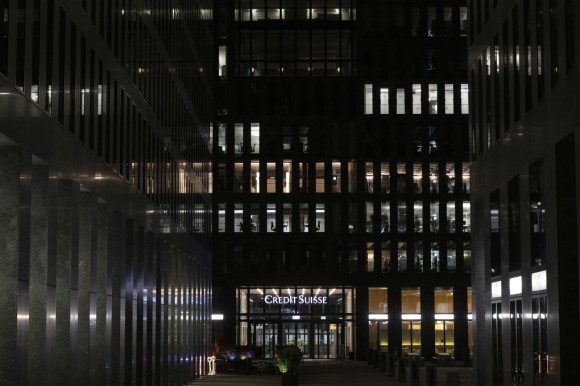 Una sede di Credit Suisse fotografata nella notte.