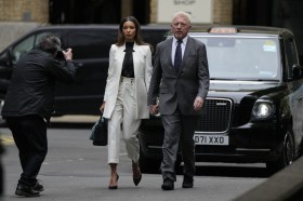 Boris Becker con la compagna Lilian de Carvalho Monteiro mentre arriva in tribunale