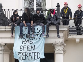 Un gruppo di squatter occupano una villa di un oligarca russo a Londra.