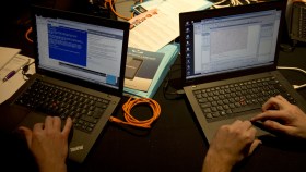 due computer portatili e le mani di du persone appoggiate alle tastiere