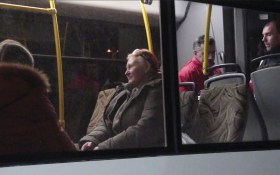 finestrino di autobus. donna anziana seduta
