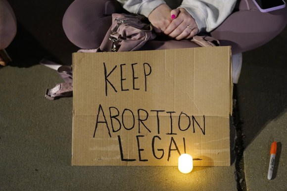 manifesto con la scritta keep abortion legal