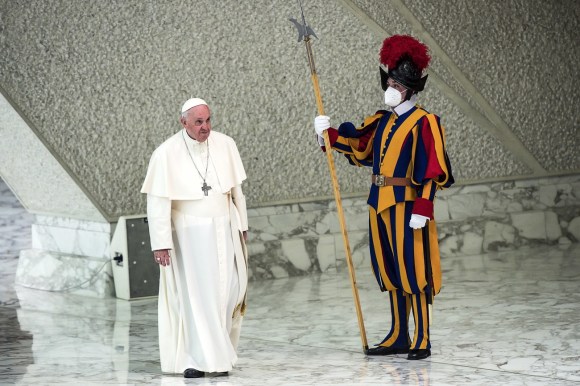Papa Francesco con una guardia svizzera.