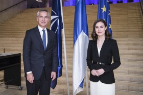 La prima ministra finlandese Sanna Marin e il segretario generale della Nato, Jens Stoltenberg