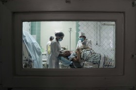 Una donna partorisce in una clinica di Mariupol.