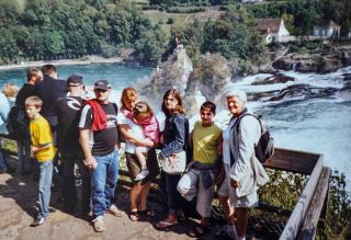 gruppo di persone di fronte alle cascate del reno