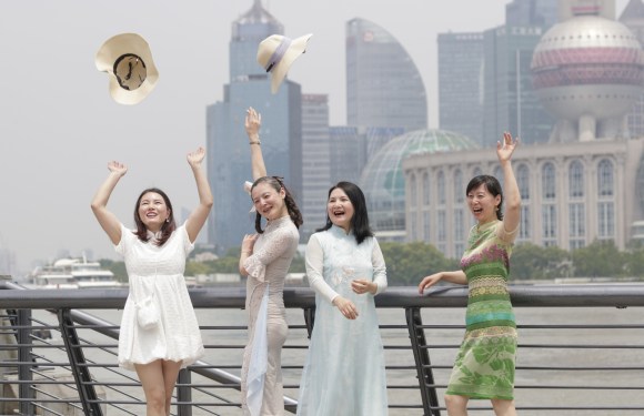 4 donne feteggiano il ritorno alla normalità a Shanghai.