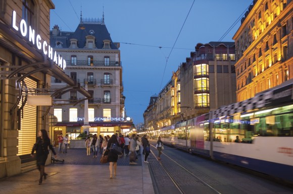 Rue avec des commerces de luxe à Genève
