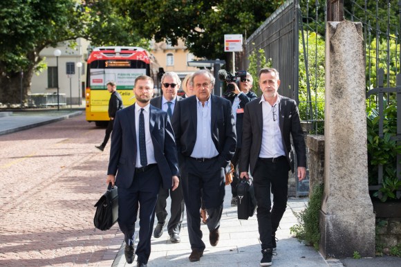 Platini e i suoi legali all arrivo nella sede della corte federale a Bellinzona.