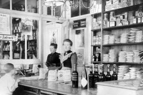 due donne in un negozio in una foto in bianco e nero