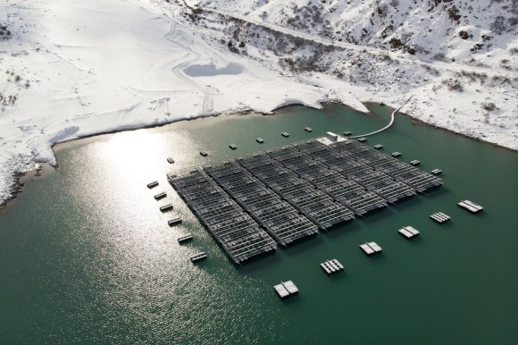 Pannelli fotovoltaici installati sul Lac des Toules in Vallese