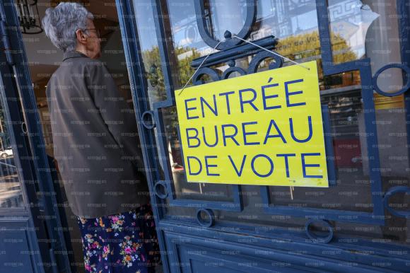 donna entra in un ufficio di voto