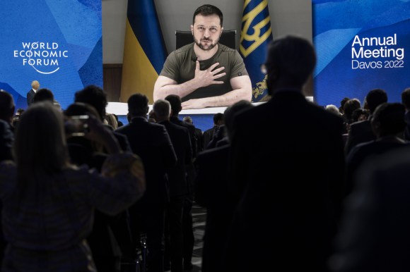 il presidente ucraino zelensky su uno schermo durante il WEF