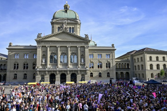 Folla davanti a Palazzo federale a Berna.