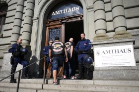Membri degli Hells Angels entrano nel palazzo di giustizia a Berna.