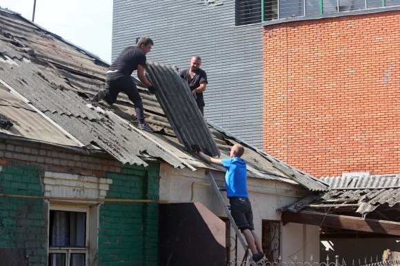 persone su tetto di una casa