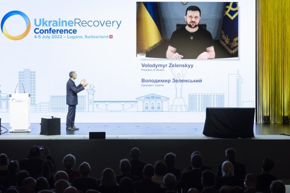 Grande assente Volodymyr Zelensky, che si è collegato alla conferenza tramite videochiamata