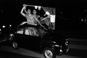 tifosi con maglia e bandiera dell italia su un auto
