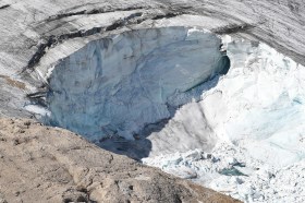 Foto presa da un elicottero. ghiacciaio sui cui è visibile il buco lasciato dal distacco di migliaia di metri cubi di materiale