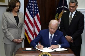 Biden firma un ordine esecutivo sull aborto.