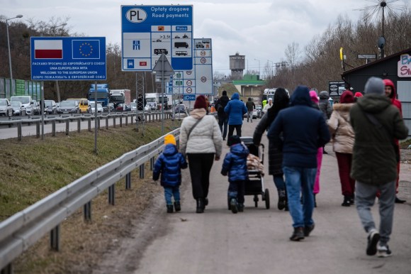 Cittadini ucraini attraversano la frontiera con la Polonia ed entrare nell UE.