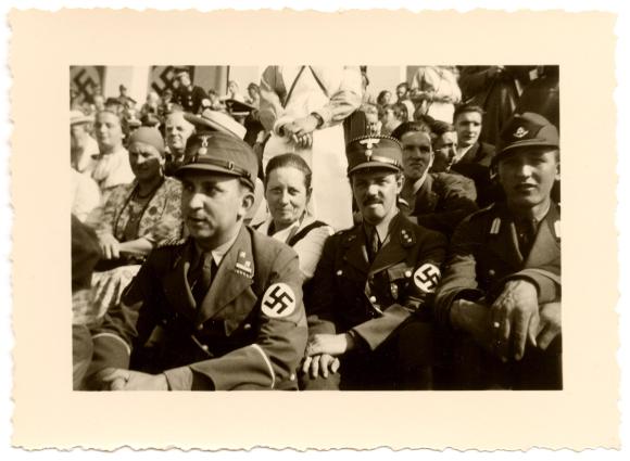 Donne e soltdati in uniforme nazista