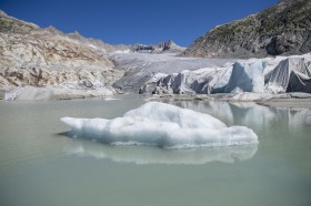 UN laghetto formato dallo scioglimenti del ghiacciao del Rodano, sopra Gletsch sul Passo del Furka.