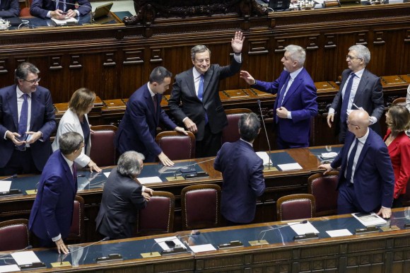 Draghi saluta alla Camera i deputati che lo hanno sostenuto con una standig ovation.