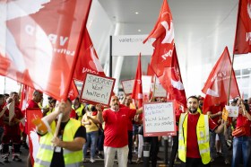 manifestanti con bandiere sindacali rosse e in gilet gialli